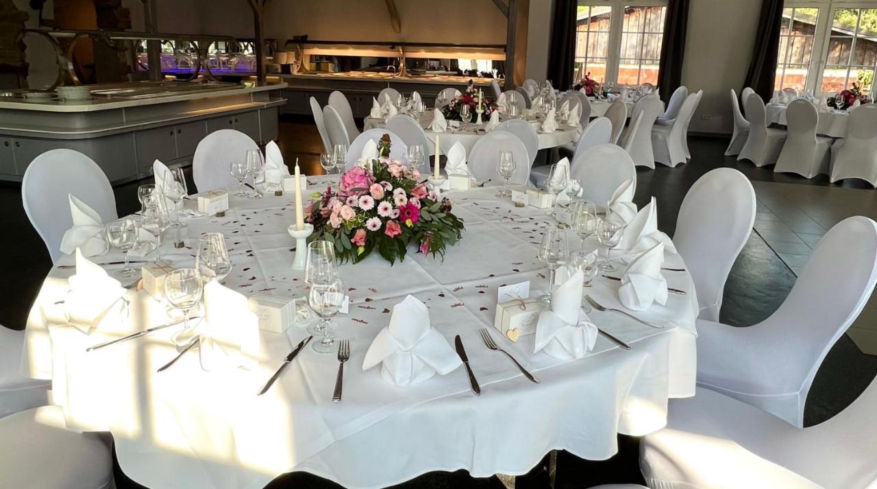 Hotel Zur Kaiserpfalz Wohlmirstedt Bagian luar foto