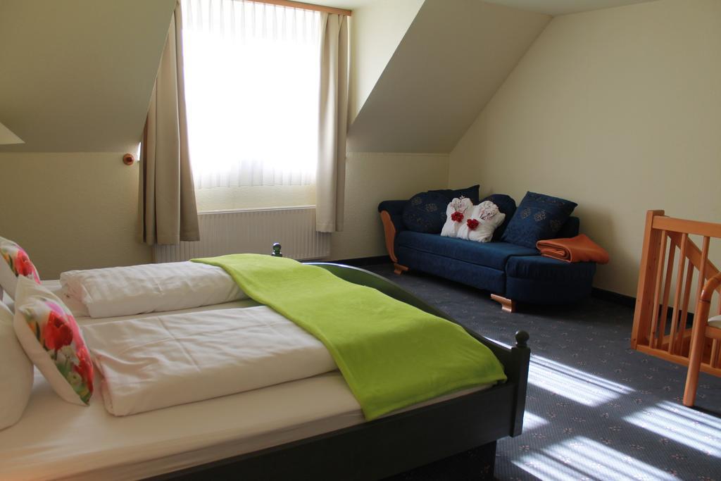 Hotel Zur Kaiserpfalz Wohlmirstedt Bagian luar foto